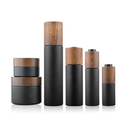 Nuovo cappuccio di bambù di legno sviluppato intorno a Violet Glass Bottle scura con la pompa della lozione