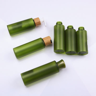 Imballaggio cosmetico di bambù dello skincare amichevole di Eco con la bottiglia verde dell'ANIMALE DOMESTICO