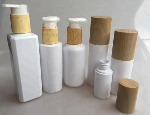Bottiglia di acqua cosmetica di plastica di cura di pelle della bottiglia degli insiemi dell'ANIMALE DOMESTICO con il cappuccio di bambù di legno