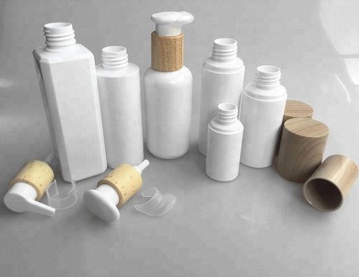 Bottiglia di acqua cosmetica di plastica di cura di pelle della bottiglia degli insiemi dell'ANIMALE DOMESTICO con il cappuccio di bambù di legno