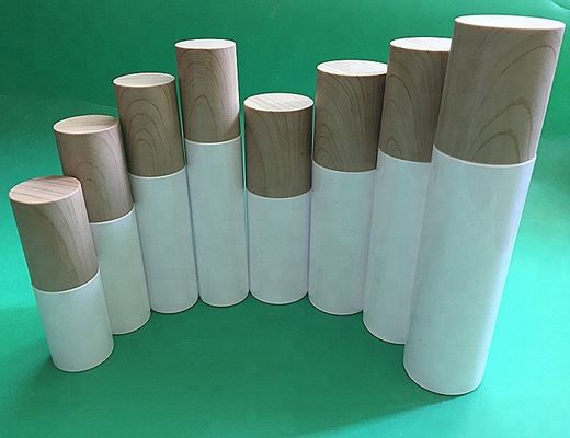 Bottiglia di acqua cosmetica di plastica di cura di pelle della bottiglia degli insiemi dell'ANIMALE DOMESTICO con il cappuccio di bambù di legno