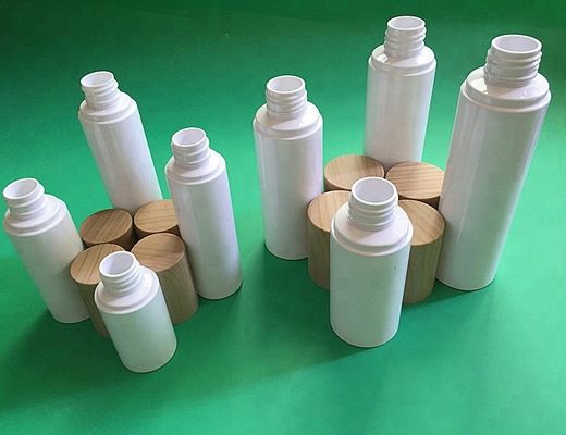 Bottiglia di acqua cosmetica di plastica di cura di pelle della bottiglia dell'emulsione dell'ANIMALE DOMESTICO con il cappuccio di bambù di legno