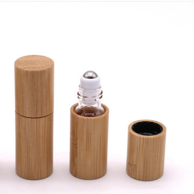 rotolo di bambù della bottiglia di olio essenziale 15ml su vetro da bottiglia con il cappuccio di bambù naturale